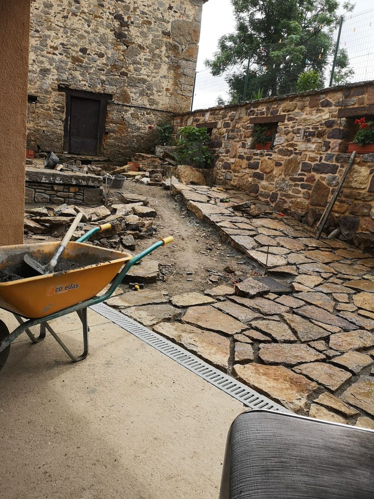 Patio de piedra restaurado en León