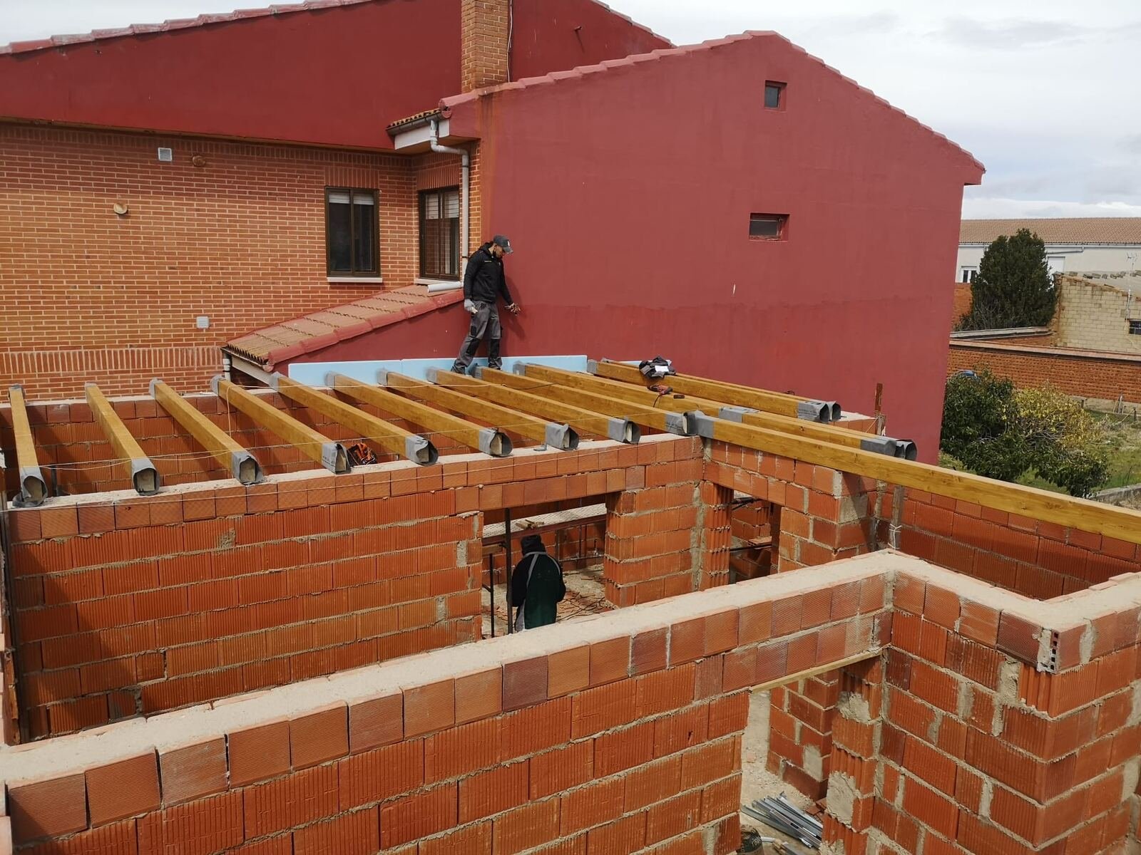Estructura de cubierta en obra de Construcciones Alfredo e Hijos