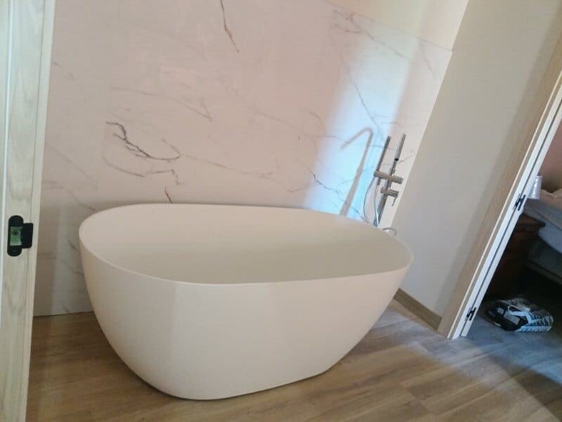 Baño terminado con bañera exenta