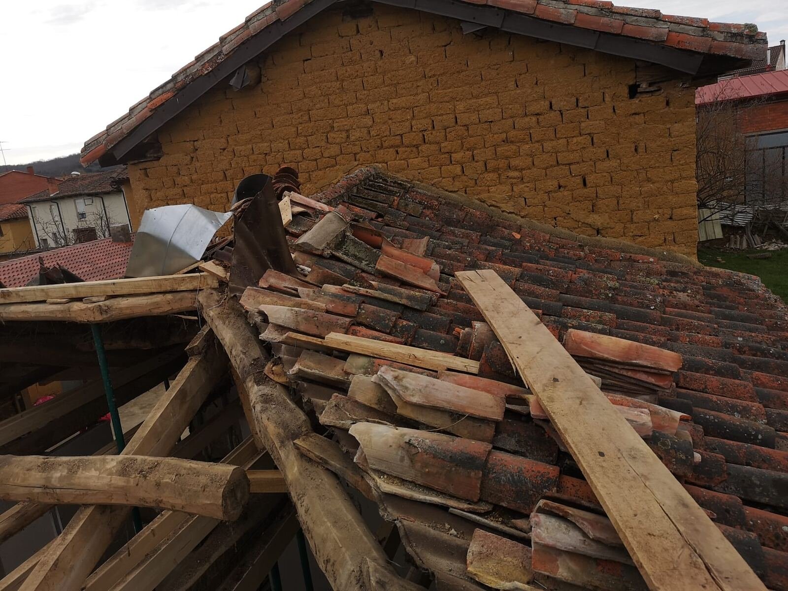 Retirada de tejado antiguo antes de la rehabilitación