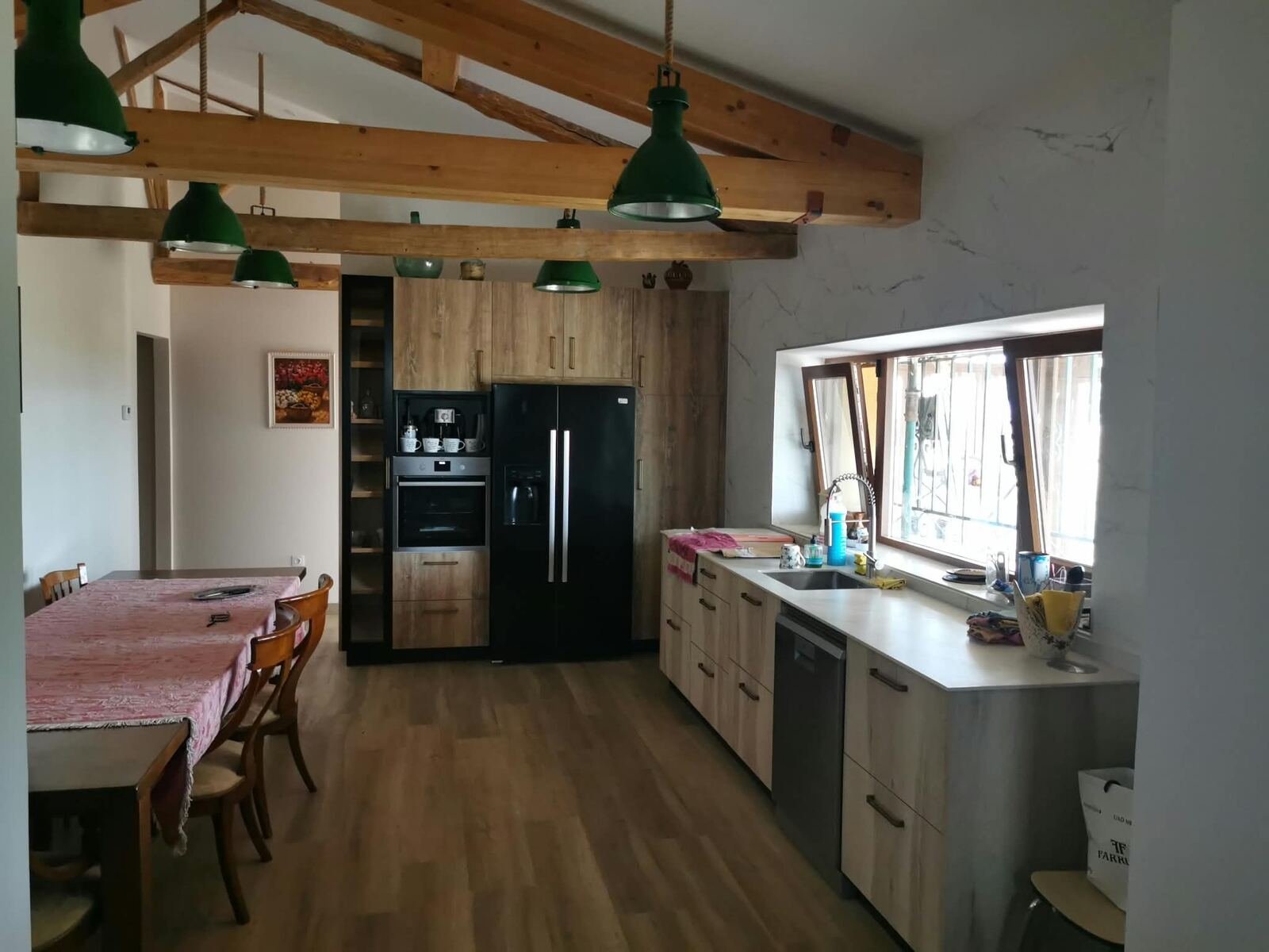 Cocina reformada con vigas de madera vistas